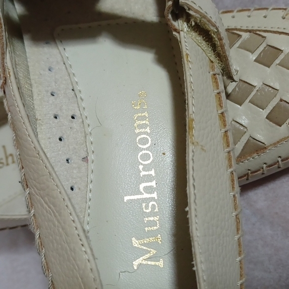 Mushrooms Loafers size 6m in a beautiful cream colored leather uppers - Picture 3 of 7